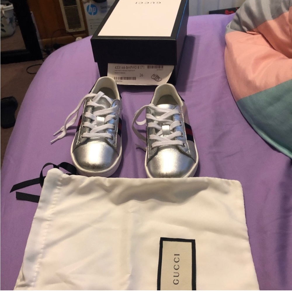 Kids Gucci sneakers worn only twice size 26 which is a 9 1/2 US size